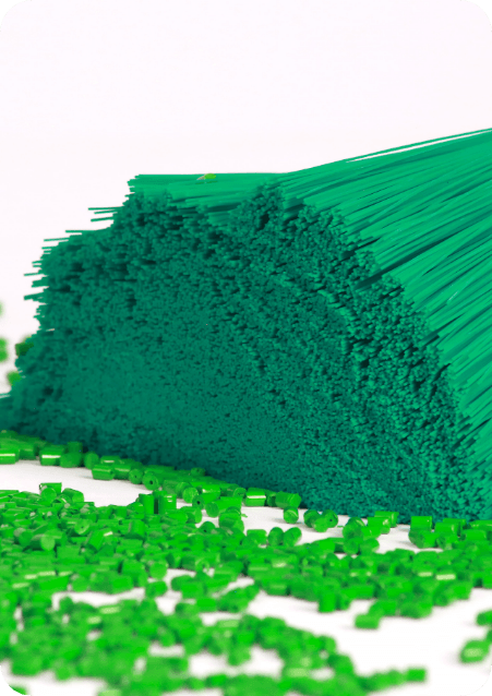 Imagen de monofilamentos de color verde esparcidos sobre el piso